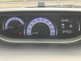 速度計や各種表示がまとまっており、運転に必要な情報を視線の移動を抑えて確認できます。表示の配置が分かりやすく、走行前後の状態確認にも役立つメーターまわりです。