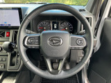 手元には複数のスイッチがまとまり、運転姿勢を保ちながら各種操作にアクセスしやすい仕様です。握りやすい形状で、日々の移動でも扱いやすさに配慮されています。