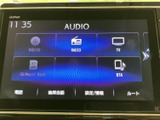 オーディオのソース選択画面からテレビを選べる仕様です。停車中の休憩時間には、テレビや映像を視聴して過ごせます。画面上に複数の音源が並び、用途に応じて選び分けられます。