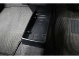 運転席と助手席の間にセンターロアボックスがあります!
