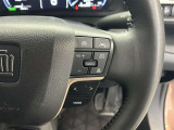 前方の車との車間を設定し、スピードを上げたり緩めたりを自動で行ってくれる追尾式の「レーダークルーズ」。上級装備の一つです!高級車にしかつかない嬉しい機能です。