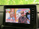 番組映像を画面いっぱいに表示でき、停車中の休憩時間などにテレビを視聴できます。画面の内容が見やすく、車内で過ごすひとときに映像を楽しみたい方にも便利な装備です。