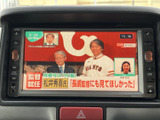 テレビ番組を表示できる画面を備えており、停車中の待ち時間に映像を楽しめます。画面内の表示が見やすく、車内で過ごすひとときをより快適にしてくれる装備です。