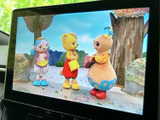 テレビ映像を画面に表示でき、停車中に車内で番組を視聴したいときに便利です。お出かけ先での待ち時間などにも活用でき、画面を通じて過ごし方の幅が広がります。