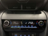 オートエアコン♪お好みの温度に設定するだけで車内を快適空間にしてくれますよ♪