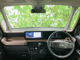 運転席まわりは前方の窓が大きく、周囲を確認しやすい開放的な視界が魅力です。落ち着いた色合いでまとめられ、シートもゆったりとした印象。日々の移動も心地よく過ごせます。