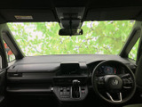 前席からはフロントウインドウ越しに広く前方を見渡せ、運転席と助手席にもゆとりを感じられます。黒を基調とした空間は落ち着きがあり、すっきりとした印象です。