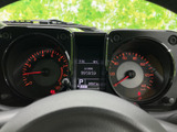 速度やエンジン回転などの情報を運転席から確認しやすく、中央の表示部では時刻や走行に関する情報も把握できます。運転中の確認を支える見やすい配置です。
