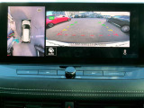 アラウンドビューモニターも装備しております。ご覧のように車体を真上か見たような映像なので、車庫入れの苦手なお客様ももうご心配いりません。
