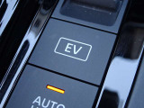 【EVモード】あらかじめリチウムイオンバッテリーを充電するモードです。 EVモードスイッチをONにするとエンジンの始動を極力抑えて走行します!