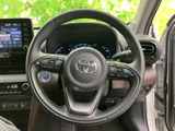 握りやすい円形のステアリングに、各種スイッチを左右に配置しています。運転中も前方を確認しながら必要な機能に手を伸ばしやすく、日常の運転をサポートする装備です。