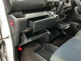 【グローブボックス】車検証や保険証、保険関連書類、整備用グローブなどの必要書類・小物を、助手席から運転席へすぐに取り出せる場所に整理して保管できます。車内の小物整理に役立ちます!