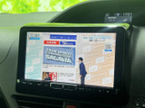 テレビ番組を画面で視聴できる装備です。停車中の休憩時間にニュースや番組を楽しめるため、待ち時間も車内で過ごしやすくなります。使いたいときに画面から選択できます。
