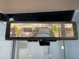 スマートルームミラーは、車両後方に設置されたカメラの映像を、ルームミラーに映し出すことで、死角をなくし、安全性を向上させることができます。また、夜間や雨天時でも、クリアな映像を映し出すことができます。