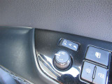 駐車時や狭い道でのすれ違い時に気を使うミラー。電動格納式ドアミラーはそんな時に便利です。