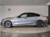 【拘りのFR】BMWが多く採用するFR車。ダイレクトでスポーティな加速感・シャープなハンドリングを実現。縦置きエンジンレイアウトにより、フラットで上質な乗り味です。