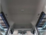 【天井】シミや垂れ、タバコ焦げなどございません。キレイな状態が保たれており、ご納車前にも丁寧にクリーニングさせていただきます。
