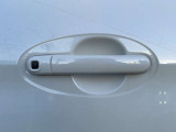 左リアは。電動のスライドドアが装備されており、ボタン一つで開閉が可能です!