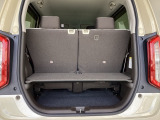 2段でも積める便利な荷室。備え付けのボードを使えば上下で積みわけができて便利です。