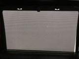 【ロールサンシェード】後部座席にはロールサンシェードでプライバシー保護や日差し防止などに役立ちます。