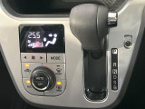 【オートエアコン】一度お好みの温度に設定すれば、車内の温度を検知し風量や温度を自動で調整。暑い&hellip;寒い&hellip;と何度もスイッチ操作をする必要はありません。快適な車内空間には必須の機能ですね♪