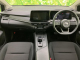 前席から見渡すと、ダッシュボードからセンター部分まで機器がまとまり、運転席・助手席ともに見通しのよい空間です。シートや足元にもゆとりがあり、落ち着いて過ごせます。