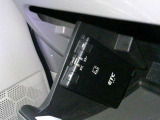 運転席から手の届く位置に ETC車載器付いております。高速道路の料金所もスムーズに通過できますよ♪