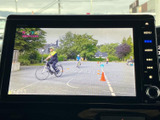 テレビ映像を表示できるため、停車中の待ち時間などに番組を視聴できます。画面上で映像を楽しめる装備が備わり、休憩中の車内時間を過ごす際にも役立ちます。