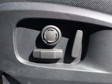 前席のパワーシート操作部を備えています。運転前のポジション調整に便利です。