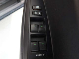 全席オートパワーウインドウ付き。運転席から全席の操作ができて、開閉操作のロックもできます。