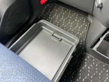助手席下にも便利な収納ボックス☆