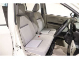 フロントベンチシートだから運転席足元もゆったり、広々快適です♪