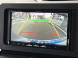 後方の様子を画面で確認でき、駐車時に周囲の状況を把握するための目安になります。ガイド線も表示されるため、車庫入れや縦列駐車の際に便利にお使いいただけます。