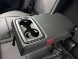 センターコンソールの前方に2個並んで配置されているのが特徴です。MINIのアイコンである「丸」のモチーフが落とし込まれており、手の届きやすい位置で使いやすいです。