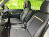 前席は体を預けやすい形状で、運転席まわりの見通しも確保されています。落ち着いた色調の室内で、前席に座る方が快適に過ごせる空間です。