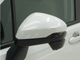 ◆ドアミラーウインカー◆ドアミラーにウインカーを装備しています。対向車に自身の進行方向を合図し安全に運転できます。
