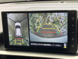 車両周辺の映像とガイド線が画面に表示され、駐車時に後方や周囲の位置関係を確認する際に便利です。表示が大きく見やすいため、車庫入れや切り返しをサポートします。