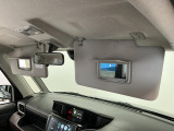 【サンバイザー】車内で身だしなみを整えるためのバニティミラーがセット。お化粧直しや髪型のチェックに活用できます。