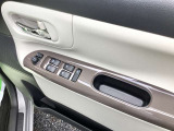 パワーウィンドウのスイッチですよ。運転席に居ながら窓を開け閉めのコントロールできますよ!ロック機能で、子供がイタズラして窓を開けるという事もなくなります!