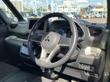 運転席まわりはスイッチ類やメーターが見渡しやすく、前方の視界も広々としています。座面と背もたれには落ち着いた色合いのシートを採用し、毎日の移動もくつろいで過ごせます。
