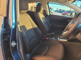 正しい姿勢で運転できるように体幹の腰部をしっかりささえるようデザインされているシートです。素材、シート形状を研究することでフィット感を高めつつ、優れた快適性を実現しています。