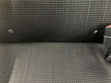 シックな色合で、やんわりと身体を包み込んでくれるようなシートは通気性が良く蒸れにくいモケットです