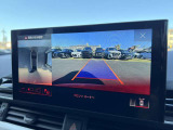 ●360度カメラ『車両の4つのカメラから得た映像を合成し、上空から眺めているような映像をモニターに映し出します。車両周辺の歩行者や障害物などの発見に役立ちます。』