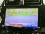 画面には車両後方の映像とガイドラインが表示され、駐車時に周囲との位置関係を確認しやすい仕様です。切り返しや車庫入れの際にも、目安として活用いただけます。