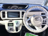視野移動が少なく、運転に必要な機能をまとめ使いやすさのある運転席まわりです。