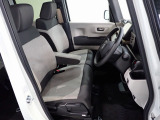 フロントシートはベンチシートです、運転席と助手席の移動が簡単です。 また運転席シートの高さも調整できます。