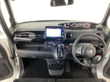 【前方視界】開放的な前方視界!運転がしやすく疲れにくいです♪窓が大きく、見通しがとっても良いおクルマですよ♪