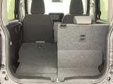 【リヤシートアレンジ】リヤシートは左右独立式。片方だけ倒す事で3人乗車で長い荷物が積めます。
