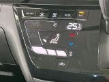 【オートエアコン】一度お好みの温度に設定すれば、車内の温度を検知し風量や温度を自動で調整。暑い&hellip;寒い&hellip;と何度もスイッチ操作をする必要はありません。快適な車内空間には必須の機能ですね♪