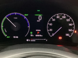 ハイブリット車専用のメーターです。右側の大型スピードメーターに加え、ステアリングスイッチを使って左のマルチインフォメーション・ディスプレイで燃費や動力伝達などの情報が見れるようになっています。